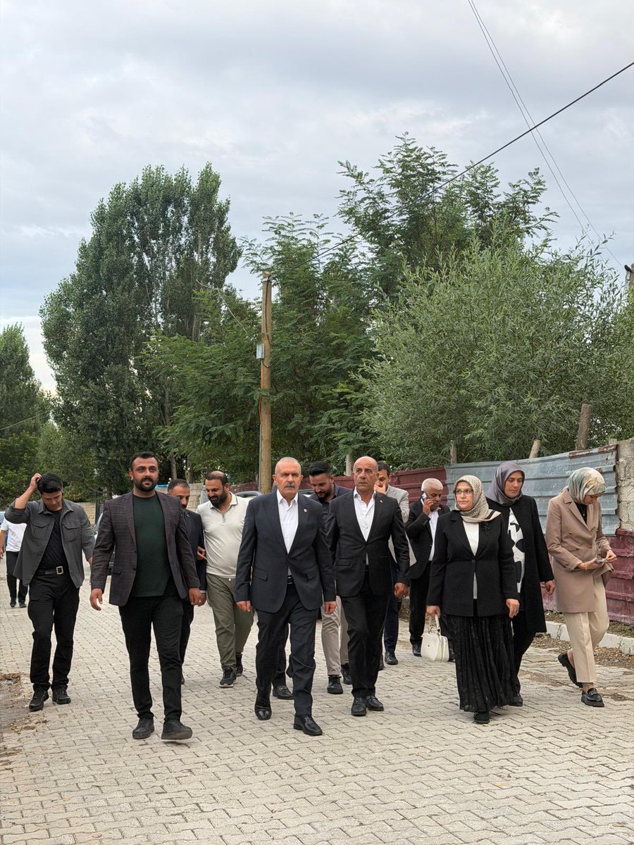 CldrnAkkadinlar's tweet photo. AK Parti Kadın Kolları teşkilatımız, Milletvekilimiz Sayın Burhan Kayatürk ve İlçe Koordinatörümüz Sündüz Bağrıyanık ile birlikte saha programlarımızı gerçekleştirdik.
@AK_PartiVan @ArvasAbdulahat @zerrin_alpaslan @FilizCinarbay https://t.co/80wrtMol7C