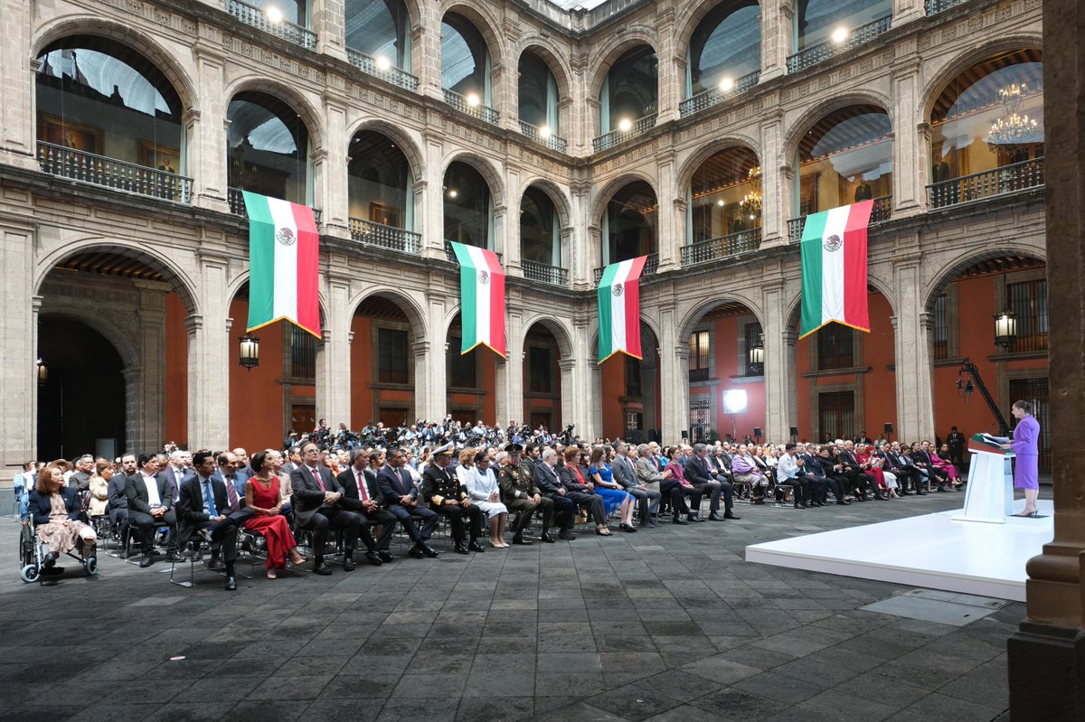 rosaicela_'s tweet photo. Un honor ser testigo del #2InformeDeGobierno de la Presidenta @Claudiashein, una mujer brillante, firme y con amor profundo a #México. 🇲🇽👏🏽👏🏽#HonestidadYResultados #ClaudiaDaResultados https://t.co/FkHkTmcIY2
