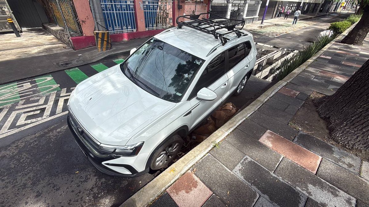 DNNoticias_MX's tweet photo. #BreakingNewsDnNoticias Un socavón que llevaba más de un año reportado terminó atrapando una camioneta

La conductora cayó con su vehículo en un hoyo de aproximadamente 2 metros de diámetro sobre la lateral de Calzada de Tlalpan, a la altura de Corola, colonia El Reloj, Coyoacán https://t.co/OaWLFNqs08