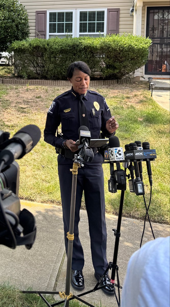 WillLewisTV's tweet photo. CMPD Chief Estella Patterson tells us one person is in critical condition and four CMPD officers were transported to the hospital as a precaution after a call for help in the 4200 block of Autumn Frost Trail. 
The investigation continues. @Queen_City_News https://t.co/gmsu4i8tKq