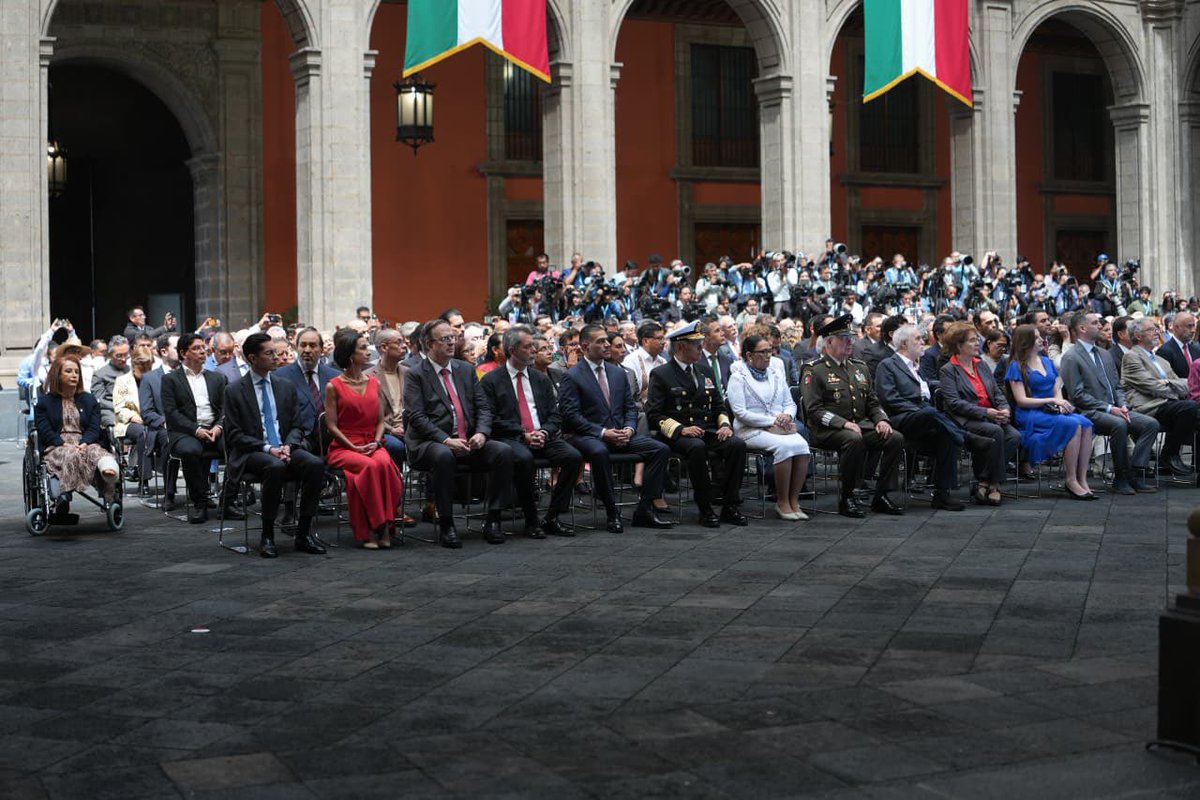 ivan_escalante's tweet photo. Planear e impulsar el desarrollo, garantizar los derechos sociales, fortalecer una distribución justa de la riqueza y de sectores estratégicos, son las responsabilidades rectoras del humanismo mexicano que favorecen el bienestar y la prosperidad compartida.

La transformación tiene claro que la economía debe estar al servicio de las mexicanas y mexicanos. 🇲🇽

#ClaudiaDaResultados