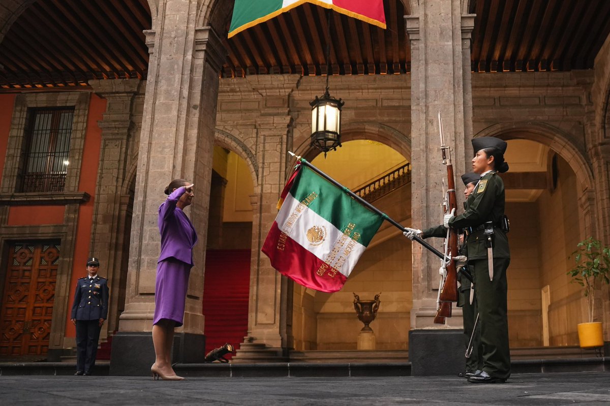 Politica30's tweet photo. @Claudiashein 3/3 🇲🇽 Anunció además una gira por los 32 estados a partir del 3 de septiembre, que concluirá con un acto en el Zócalo.

📍 Palacio Nacional, #CDMX. #ClaudiaPresidenta @Claudiashein https://t.co/7XOeQluGff