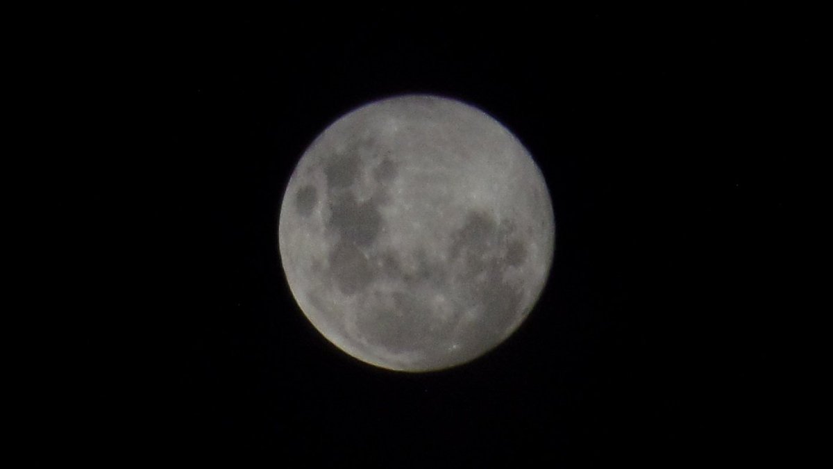 ianszk's tweet photo. Primeira foto q tirei da lua vs a foto mais recente https://t.co/8qnqCdlJKs