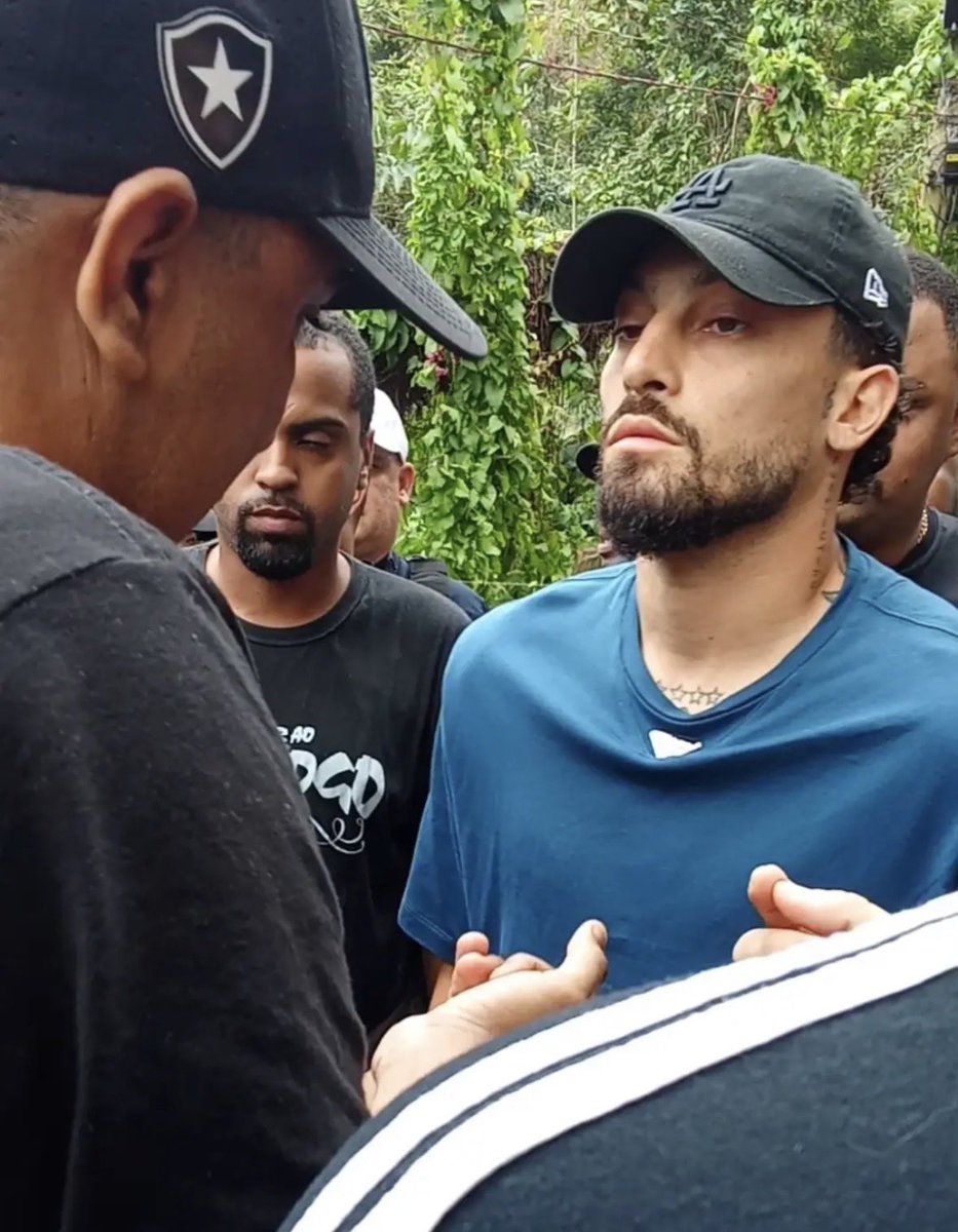 EspacoGlorioso's tweet photo. Telles fazendo seu papel de capitão e botando a cara no momento difícil.

“Você acha que eu tô aqui de sacanagem?”

Temos todas as reclamações, justas, sobre o atual momento do Botafogo, mas uma coisa que não podemos deixar de mencionar é a postura do Alex Telles. https://t.co/kjGN4Lv7LA