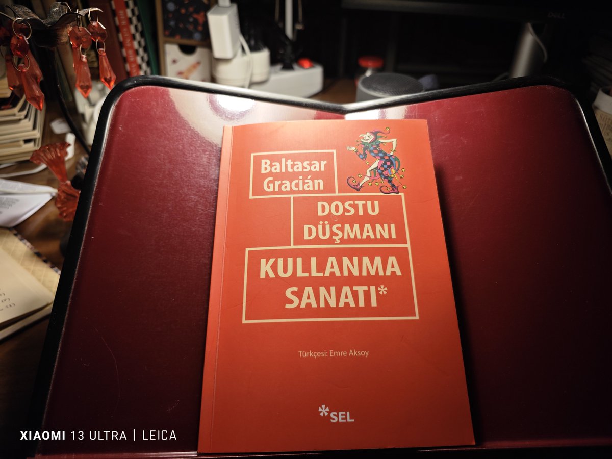 sadiktanrikulu's tweet photo. "Safderun olmayın. Yılanın sinsiliğini ve güvercinin saflığını tek bir potada eritin. İyi niyetli birini kandırmaktan daha kolayı yoktur. Asla yalan söylemeyen çok inanır. Asla aldatmayan çok güvenir. Ahmaklık her zaman aldatılmaktan türemez. Kimi zaman aşırı iyi niyetten de kaynaklanır".
Baltasar Gracián
* * *
Altına ömürlük bir not düştüm:
Bir ömür kendimizi dâvâ kardeşlerimiz arasında zannettik. Kimi çakal çıktı, kimi kurt, kimi yılan, kimi tilki, kimi maymun..