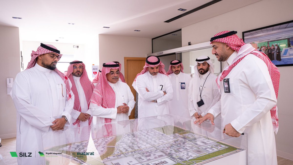 SILZ_KSA's tweet photo. زار معالي نائب وزير الصناعة والثروة المعدنية لشؤون الصناعة معالي المهندس خليل بن سلمه ورئيس هيئة الطيران المدني معالي الأستاذ عبدالعزيز الدعيلج مصنع لينوفو في المنطقة الخاصة اللوجستية المتكاملة، واطّلع على مستجدات أعمال تطوير المنطقة، بما يعكس جهود شركة #SILZ المستمرة في التطوير والتمكين لتكون وجهة للشركات ��لعالمية الرائدة.

يمثّل مصنع لينوفو محطة بارزة في مسيرة الاقتصاد السعودي، ويعزز تقنيات @SaudiMade صُنع في السعودية، ويدعم مكانة المملكة كمركز إقليمي للتصنيع المتقدم في الشرق الأوسط .