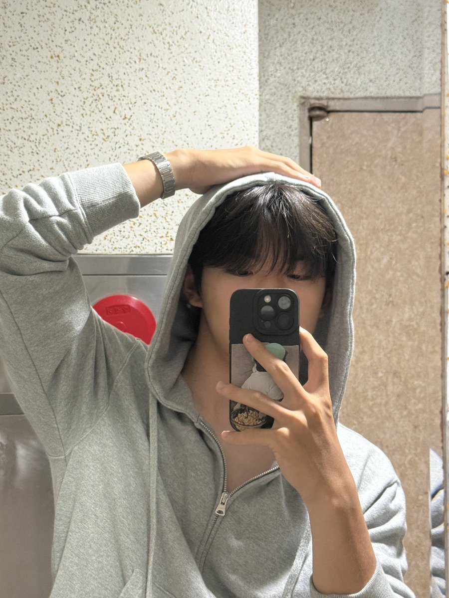 ccvnsx0's tweet photo. 나 이거 세장 건질려고 분리수거 하러
나왔다가 20분동안 사진 찍엇어.. https://t.co/d1W1lhQRmv