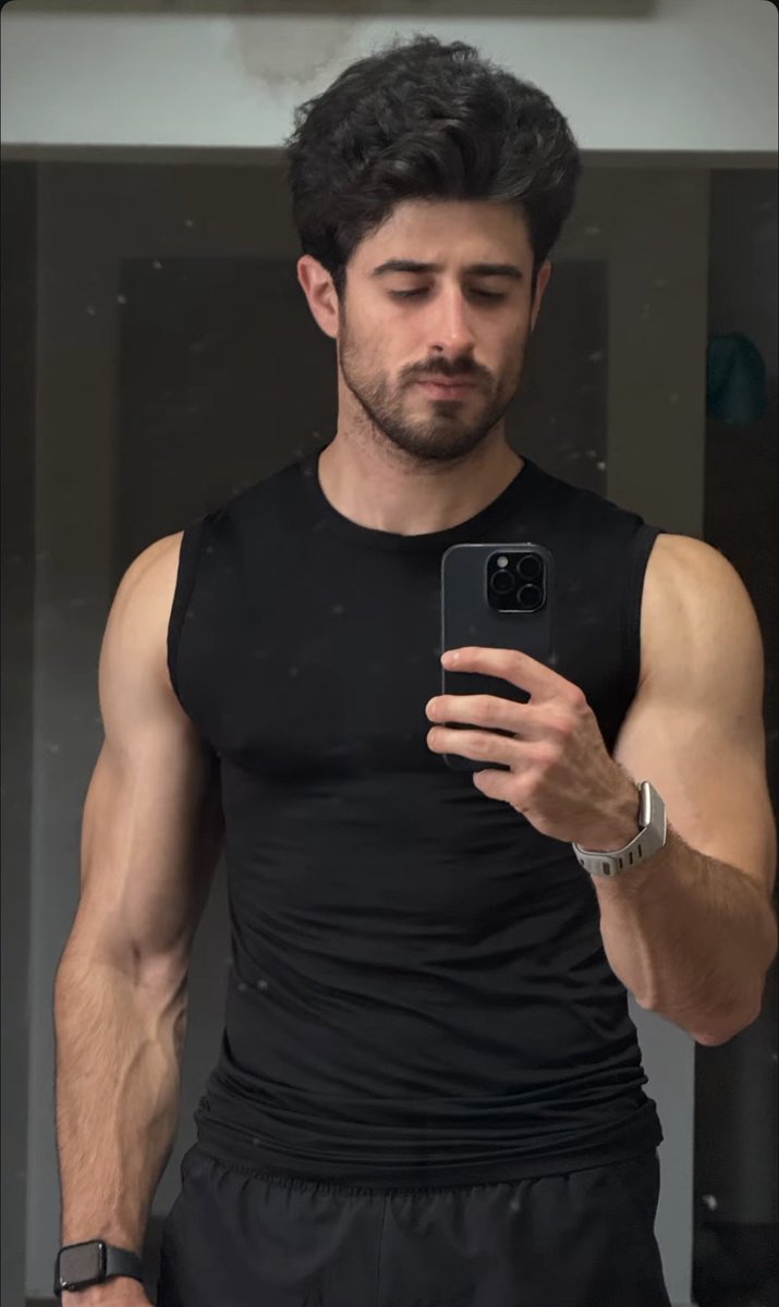 GayOkay69's tweet photo. Ya enserio que tiene que hacer uno para pasar una noche con Jose Cuervo https://t.co/80ymGL21u6