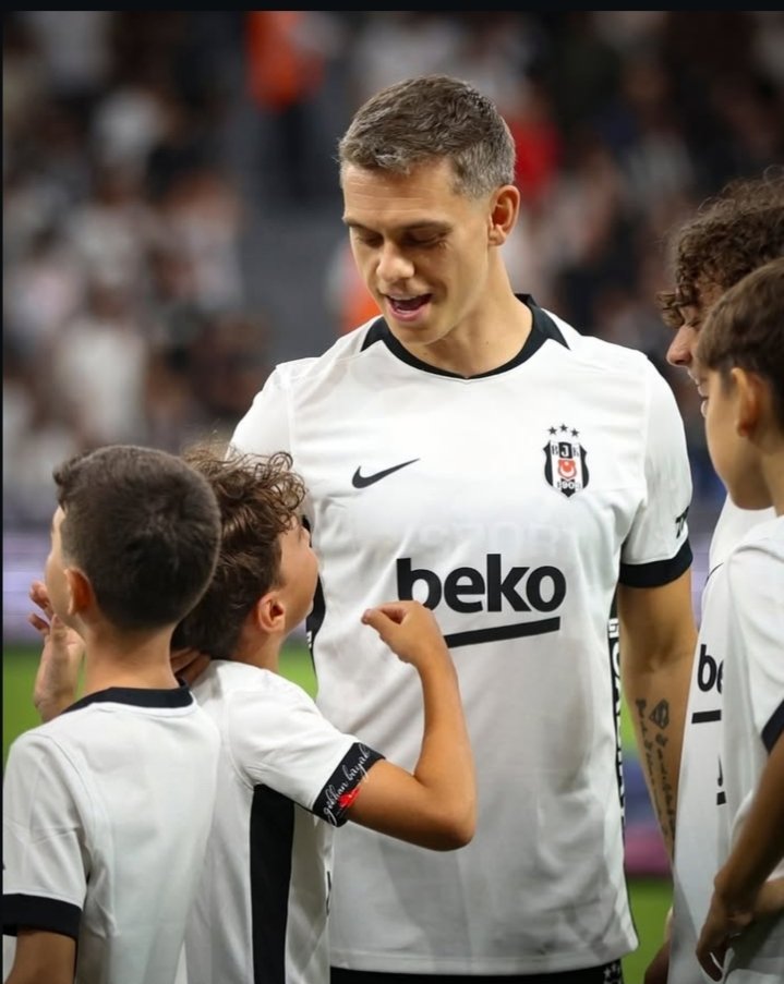 dilay623243's tweet photo. Çok yakışıklı ve kendiside bunun farkında #besiktas #trossard https://t.co/pqQvyOnHxA