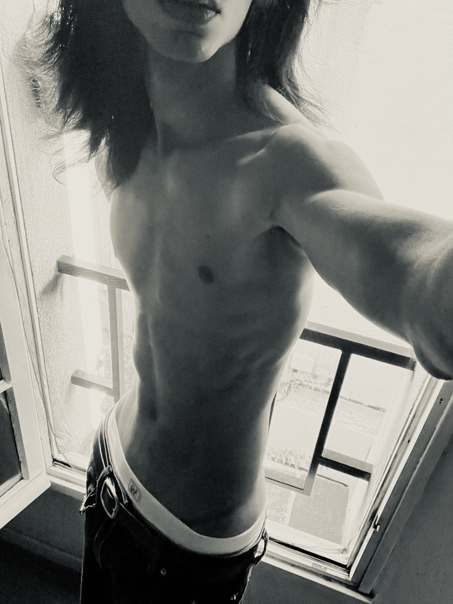 noctis9x's tweet photo. selfie by the window, as always https://t.co/bQTRLjRVKy