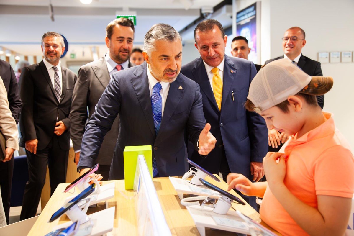 ebekirsahin's tweet photo. Türk Telekom olarak elde ettiğimiz her başarının temelinde, sahadaki en güçlü temsilcilerimiz olan iş ortaklarımızla kurduğumuz köklü ve sarsılmaz bağ yer alıyor.

​İzmir’deki iş ortaklarımızı yerinde ziyaret ederek kıymetli ekiplerimizle bir araya geldik; müşterilerimizle birebir sohbet edip hizmet kalitemizi daha da artırmanın ve memnuniyeti en üst seviyede tutmanın yollarını istişare ettik.

​Müşterilerimizin bizimle kurduğu bağın saha çalışanlarımızın samimiyeti, enerjisi ve doğru yaklaşımıyla şekillendiğinin bilincindeyiz. Bu doğrultuda iş ortaklarımızı sadece birer satış noktası değil, bu büyük yolculukta uzun vadeli yol arkadaşlarımız olarak görüyoruz.

​Müşteri deneyimini her zaman en üst noktaya taşıyacak bu stratejik vizyonda daima yüksek bir özveriyle çalışan satış ekiplerimize ve tüm iş ortaklarımıza gönülden teşekkür ediyorum.