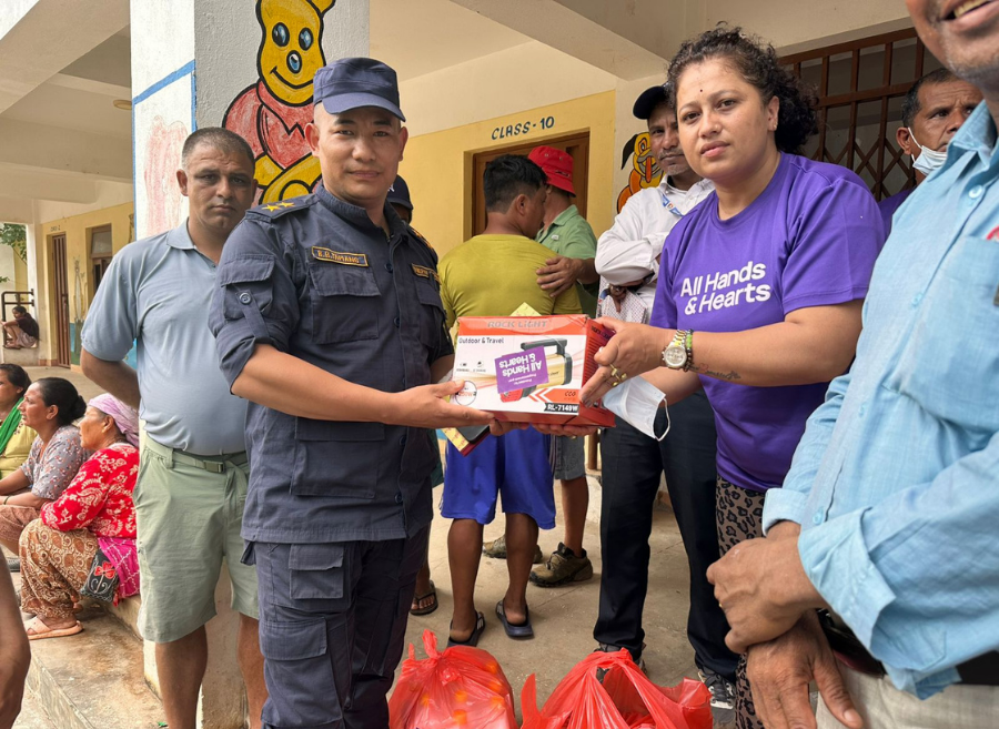 AllHandsHearts's tweet photo. 🇳🇵 Today, our team in Nepal delivered safe drinking water jugs, flashlights, hygiene items, and cleaning supplies (such as laundry detergent and toilet cleaner) to people living in displacement centers across Bidur, Nuwakot (specifically the Ayurvedic, Chandrajyoti School, and Sundari Kyureni displacement centers). Most fled with little more than the clothes on their backs, these essentials are critical to making living conditions in the centers safer and more dignified. Our response continues.