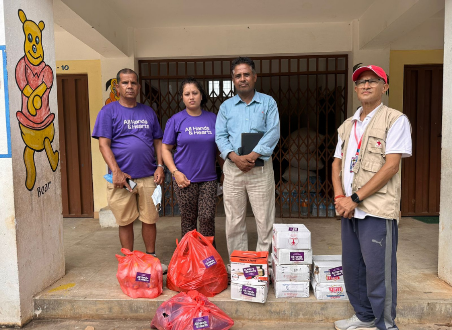 AllHandsHearts's tweet photo. 🇳🇵 Today, our team in Nepal delivered safe drinking water jugs, flashlights, hygiene items, and cleaning supplies (such as laundry detergent and toilet cleaner) to people living in displacement centers across Bidur, Nuwakot (specifically the Ayurvedic, Chandrajyoti School, and Sundari Kyureni displacement centers). Most fled with little more than the clothes on their backs, these essentials are critical to making living conditions in the centers safer and more dignified. Our response continues.