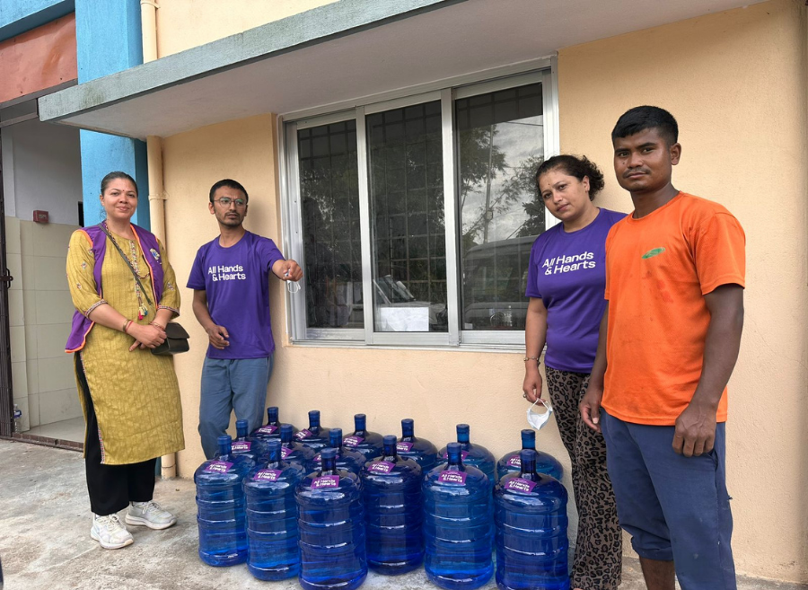 AllHandsHearts's tweet photo. 🇳🇵 Today, our team in Nepal delivered safe drinking water jugs, flashlights, hygiene items, and cleaning supplies (such as laundry detergent and toilet cleaner) to people living in displacement centers across Bidur, Nuwakot (specifically the Ayurvedic, Chandrajyoti School, and Sundari Kyureni displacement centers). Most fled with little more than the clothes on their backs, these essentials are critical to making living conditions in the centers safer and more dignified. Our response continues.