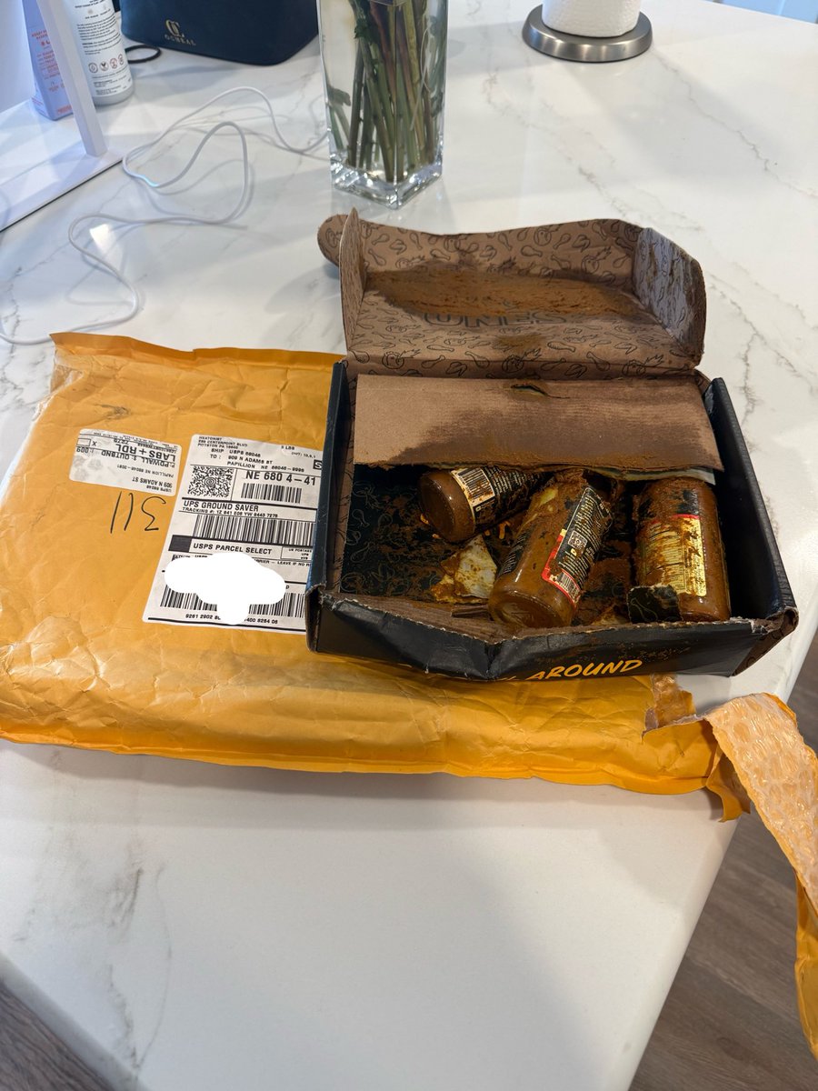 bvail51's tweet photo. When you order hot sauce from @Heatonist https://t.co/Pj61tFlmC7