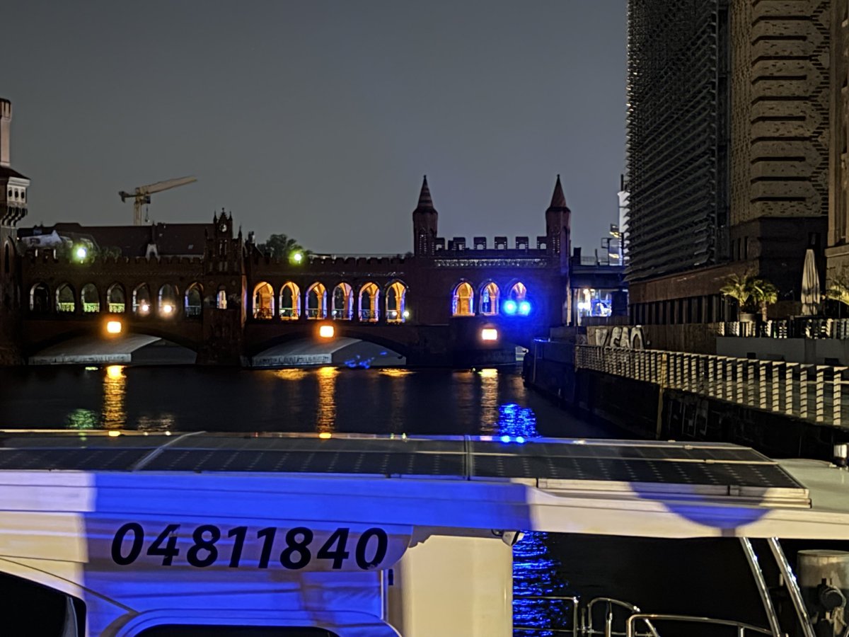 PolReporter's tweet photo. #Berlin #Friedrichshain - Mann fällt in die Spree, 2 Polizisten springen ins Wasser und retten ihn - Krankenhaus https://t.co/r5bvRQDr88