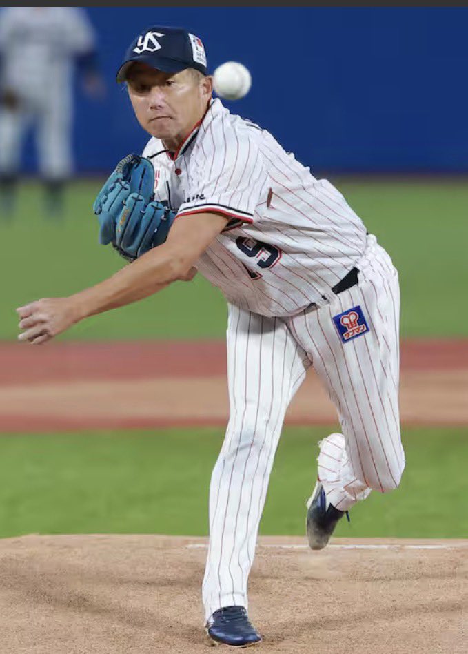 O2kBW5ZVATVGD0H's tweet photo. スワローズ一筋25年
通算188勝の石川雅規投手ことかつおくんが引退するニュースが入った。
本当にお疲れ様でした。
我が家にとって2019年石川投手が投げる試合での始球式に兄弟で参加、下の子は少年野球教室でバッティングピッチャーしてくれて握手、サインと本人も楽しい思い出は感謝感謝ありがとう https://t.co/7aZ2rbz0CA