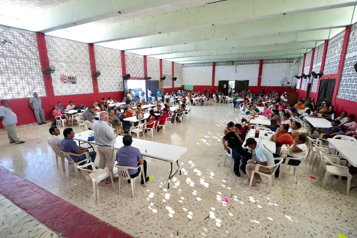 5toPoderDiario's tweet photo. #5topoder #noticias #cancun
RAFA MARÍN REAFIRMA EN LA REGIÓN 89 SU COMPROMISO CON LA TRANSFORMACIÓN Y CON EL PUEBLO DE CANCÚN
Cancún, Q. Roo.— En un encuentro informativo con familias de la Región 89, Rafa Marín refrendó su compromiso de mantenerse cercano al pueblo y fortalecer los avances de la Cuarta Transformación en Quintana Roo. Ante colonos y representantes comunitarios, destacó que su trayectoria dentro del movimiento se ha construido con base en la honestidad, la experiencia y la cercanía con quienes más requieren que los beneficios del desarrollo lleguen a sus comunidades.
Acompañado por Julio César de la Cruz, presidente del Comité de Colonos, así como por Pedro Torres López y Agustín Rivero Pardiño, integrantes de la coordinación de la zona, Marín expuso los resultados de los programas sociales impulsados durante el gobierno del expresidente Andrés Manuel López Obrador y su continuidad bajo la administración de la presidenta Claudia Sheinbaum. Señaló que estas políticas han permitido mejorar las condiciones de vida de millones de familias y representan un eje fundamental para consolidar el segundo piso de la Transformación.
Durante su mensaje, recordó su participación desde los primeros años de las luchas encabezadas por López Obrador y su papel en la construcción de Morena en Quintana Roo, donde ha acompañado procesos organizativos y asumido responsabilidades en el servicio público a nivel federal. Subrayó que ejercer cualquier encargo implica actuar con responsabilidad, transparencia y respeto por los recursos públicos.
Rafa Marín afirmó que los principios de no mentir, no robar y no traicionar al pueblo deben seguir guiando el trabajo de quienes forman parte del movimiento. Frente a las y los colonos de la Región 89, reiteró que continuará recorriendo el estado y escuchando a la ciudadanía, especialmente a quienes más necesitan que la justicia social y el desarrollo lleguen a sus comunidades.
Fuente: 5to Poder Agencia de Noticias