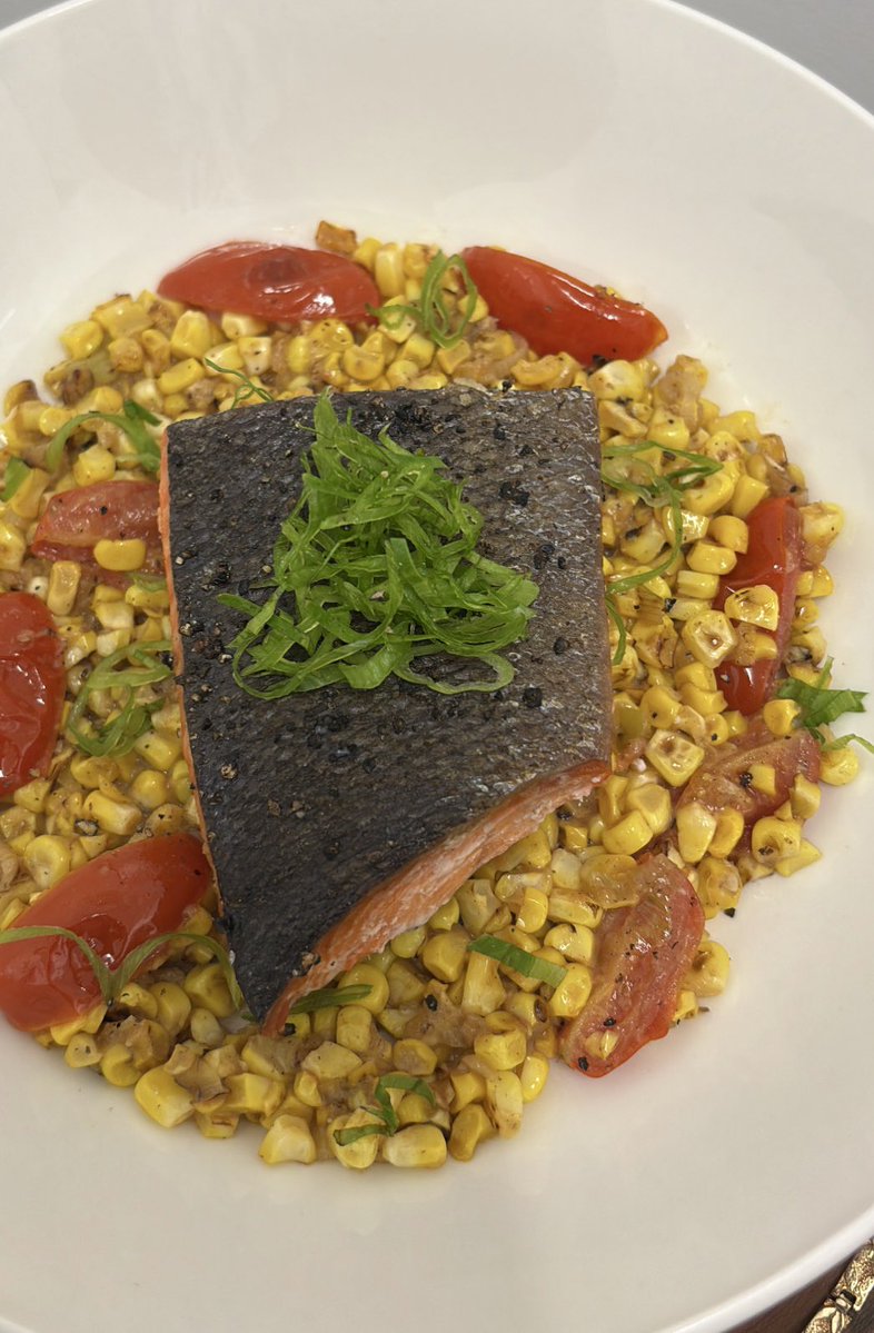 DaniqueLorian's tweet photo. Having fun cooking for myself again… tonight is seared salmon &amp; toasted miso corn. https://t.co/stgxZzy3FI
