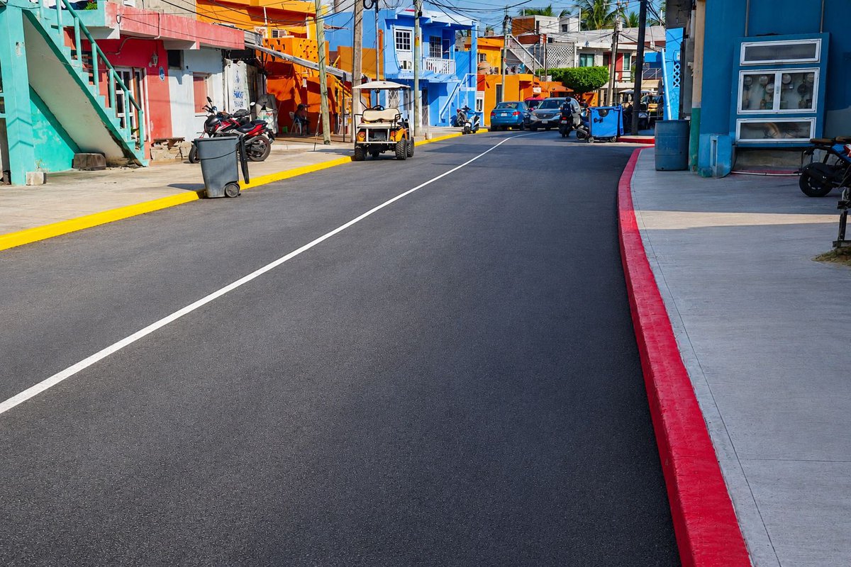 5toPoderDiario's tweet photo. #5topoder #noticias #islamujeres
GOBIERNO DE ISLA MUJERES ALISTA ENTREGA DE LA AVENIDA JESÚS MARTÍNEZ ROSS TOTALMENTE REHABILITADA
Isla Mujeres, Quintana Roo, 1 de septiembre de 2026.— El Gobierno Municipal, encabezado por la presidenta Atenea Gómez Ricalde, anunció que la rehabilitación de la avenida Jesús Martínez Ross se encuentra prácticamente concluida y será entregada en los próximos días, consolidándose como una obra clave para mejorar la movilidad y la seguridad en la Zona Insular. Esta vialidad, fundamental para el tránsito cotidiano de familias isleñas y visitantes, fue intervenida de manera integral para ofrecer mejores condiciones de circulación y una imagen urbana renovada.
Los trabajos realizados incluyeron la rehabilitación de guarniciones y banquetas, así como la pavimentación completa de la avenida, acciones que permitirán un desplazamiento más seguro y accesible para peatones y automovilistas. Además, la avenida fue incorporada al programa Rutas Mágicas de Color, iniciativa que contribuyó a embellecer su entorno y otorgarle una identidad visual más atractiva, fortaleciendo el carácter turístico y comunitario de la zona.
Atenea Gómez Ricalde destacó que esta obra se suma a la pavimentación de la Prolongación Rueda Medina y la carretera Sac Bajo, proyectos que forman parte de una estrategia permanente para modernizar las vialidades, mejorar la conectividad y garantizar traslados más eficientes. Subrayó que la rehabilitación de la avenida Jesús Martínez Ross responde al compromiso de atender vialidades esenciales para la vida diaria de las familias isleñas, priorizando la seguridad y el orden urbano.
Con estas acciones, el Gobierno Municipal reafirma su compromiso de seguir transformando la infraestructura urbana de Isla Mujeres, impulsando obras que elevan la calidad de vida y fortalecen el desarrollo ordenado del municipio.
Fuente: 5to Poder Agencia de Noticias