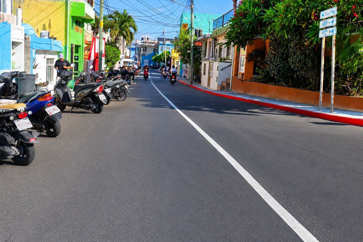 5toPoderDiario's tweet photo. #5topoder #noticias #islamujeres
GOBIERNO DE ISLA MUJERES ALISTA ENTREGA DE LA AVENIDA JESÚS MARTÍNEZ ROSS TOTALMENTE REHABILITADA
Isla Mujeres, Quintana Roo, 1 de septiembre de 2026.— El Gobierno Municipal, encabezado por la presidenta Atenea Gómez Ricalde, anunció que la rehabilitación de la avenida Jesús Martínez Ross se encuentra prácticamente concluida y será entregada en los próximos días, consolidándose como una obra clave para mejorar la movilidad y la seguridad en la Zona Insular. Esta vialidad, fundamental para el tránsito cotidiano de familias isleñas y visitantes, fue intervenida de manera integral para ofrecer mejores condiciones de circulación y una imagen urbana renovada.
Los trabajos realizados incluyeron la rehabilitación de guarniciones y banquetas, así como la pavimentación completa de la avenida, acciones que permitirán un desplazamiento más seguro y accesible para peatones y automovilistas. Además, la avenida fue incorporada al programa Rutas Mágicas de Color, iniciativa que contribuyó a embellecer su entorno y otorgarle una identidad visual más atractiva, fortaleciendo el carácter turístico y comunitario de la zona.
Atenea Gómez Ricalde destacó que esta obra se suma a la pavimentación de la Prolongación Rueda Medina y la carretera Sac Bajo, proyectos que forman parte de una estrategia permanente para modernizar las vialidades, mejorar la conectividad y garantizar traslados más eficientes. Subrayó que la rehabilitación de la avenida Jesús Martínez Ross responde al compromiso de atender vialidades esenciales para la vida diaria de las familias isleñas, priorizando la seguridad y el orden urbano.
Con estas acciones, el Gobierno Municipal reafirma su compromiso de seguir transformando la infraestructura urbana de Isla Mujeres, impulsando obras que elevan la calidad de vida y fortalecen el desarrollo ordenado del municipio.
Fuente: 5to Poder Agencia de Noticias