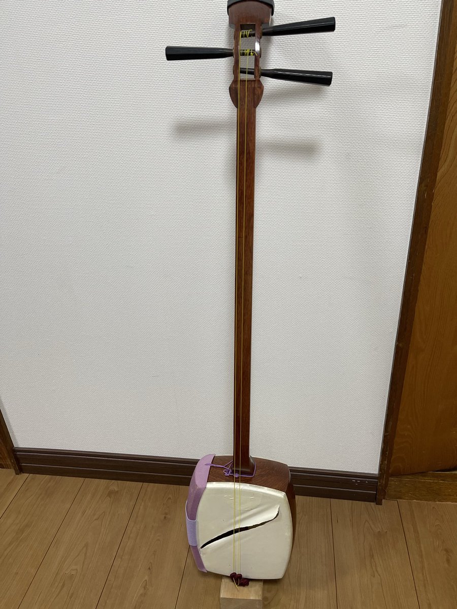 J_BOY201704's tweet photo. 生徒さんに貸し出していた練習用の三味線なら無料で譲るよって聞いたら「使いたい」との事でした。
でもね、マスターの手入れが悪いから6挺のうち５挺が破れちゃってます😅練習用の三味線も破れてます😓張り替えに1万円〜
頑張って練習してください。きっとお袋も使ってくれて喜んでくれると思うな😄 https://t.co/YQo5duHJwo
