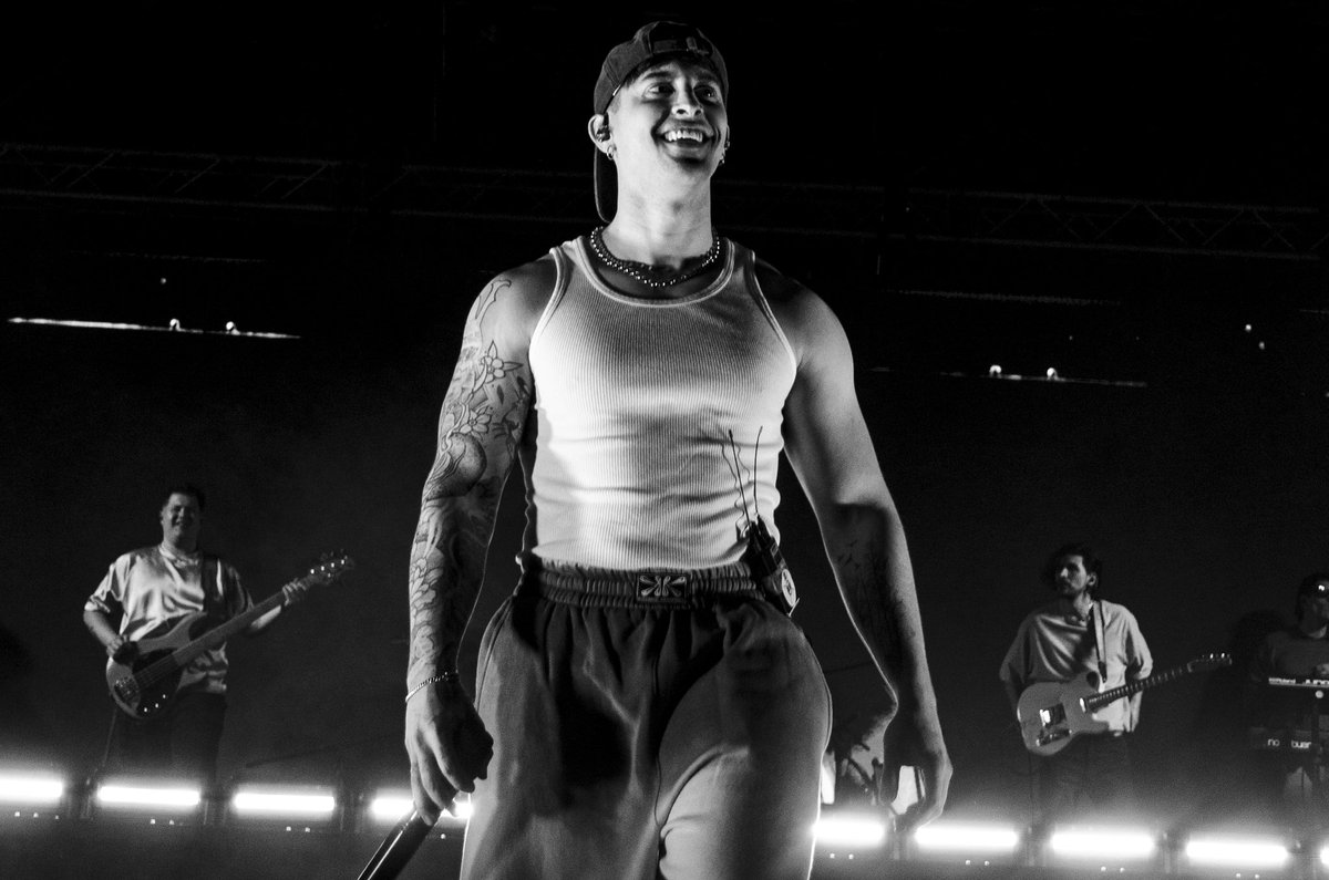 Robleis01's tweet photo. QUE SHOW INCREIBLEE 😎⭐️🔥
muchas gracias por ser parte de mi vida y permitirme vivir esta locura junto a ustedes, los quiero mucho locooo https://t.co/L84kV872uS