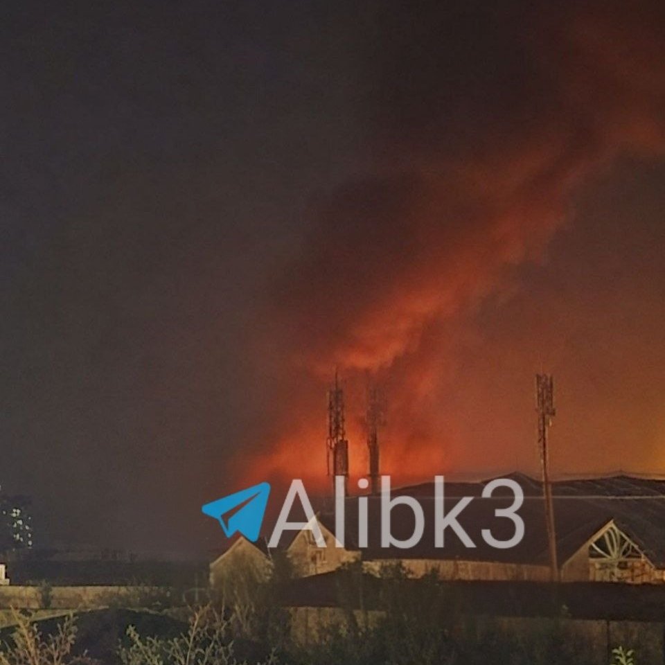 RyanRozbiani's tweet photo. The U.S. Base in Erbil, Iraq is on FIRE after Iran's Strikes

Iran targeted Bahrain, Iraq, Kuwait, and Jordan. Looks like the bases in Jordan and Iraq got it the WORST. https://t.co/rCNTqhOlDP