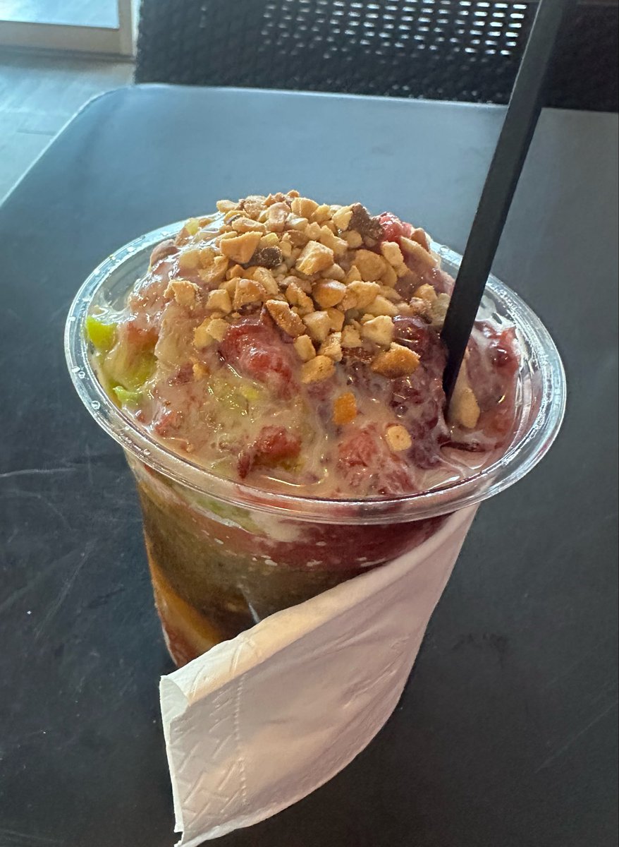 holygrams's tweet photo. Me considero una persona con alta tolerancia al calor pero hoy si me estuve **derritiendo** todo el santo día. La única cura fue esta granizada taiwanesa, las quiero nunca mueran 🙏🏼 https://t.co/BDnP5mbrNF