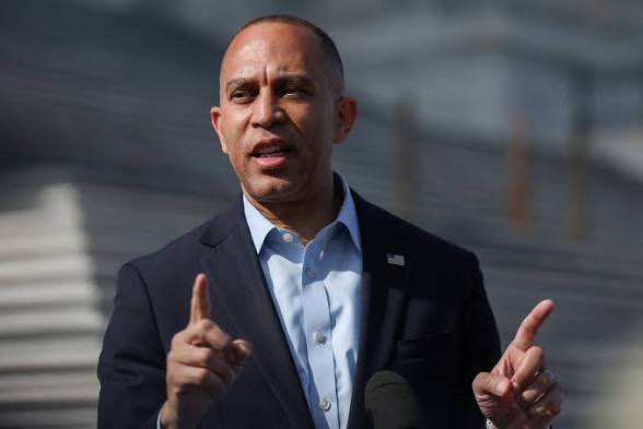 Hunter_Eagleman's tweet photo. House Democrat Leader @RepJeffries just voted AGAINST condemning socialism and 192 of his underlings followed him right off the cliff!  

This is a confession y’all! 🥴 https://t.co/vwCLvaOwp5