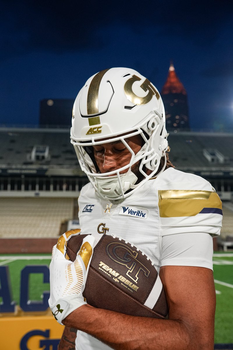 TheTechWayNIL's tweet photo. These Threads! 🏈🔥
 @GeorgiaTechFB x @Veritiv 

#StingEm🐝 #TheTechWay https://t.co/lXxr1srtrK