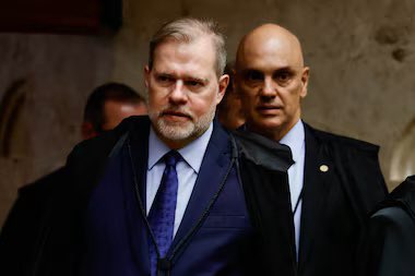 Amandavettorazz's tweet photo. No mesmo dia em que vimos um dos maiores escândalos da história da República, com ministros do STF como protagonistas, uma coisa ficou evidente: Renan Santos venceu. 

A ÚNICA candidatura que realmente incomoda é a de Renan. Diferente de Flávio e Lula, ele não tem rabo preso com os ministros.

Por isso, apesar da retomada de sua candidatura, não há motivo para baixar a guarda.

Seguiremos firmes, sem recuar. O futuro é glorioso 🐆