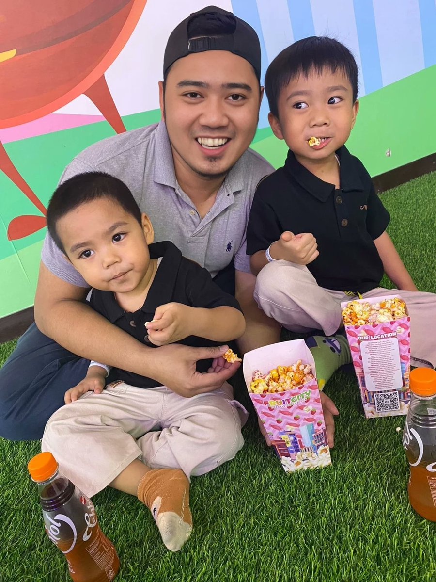 KristenCorvr0x's tweet photo. Tehbotol Sosro and popcorn from Fruit City—Indonesian favorites to enjoy with Ali and Umar. https://t.co/SIT3YP5cjG