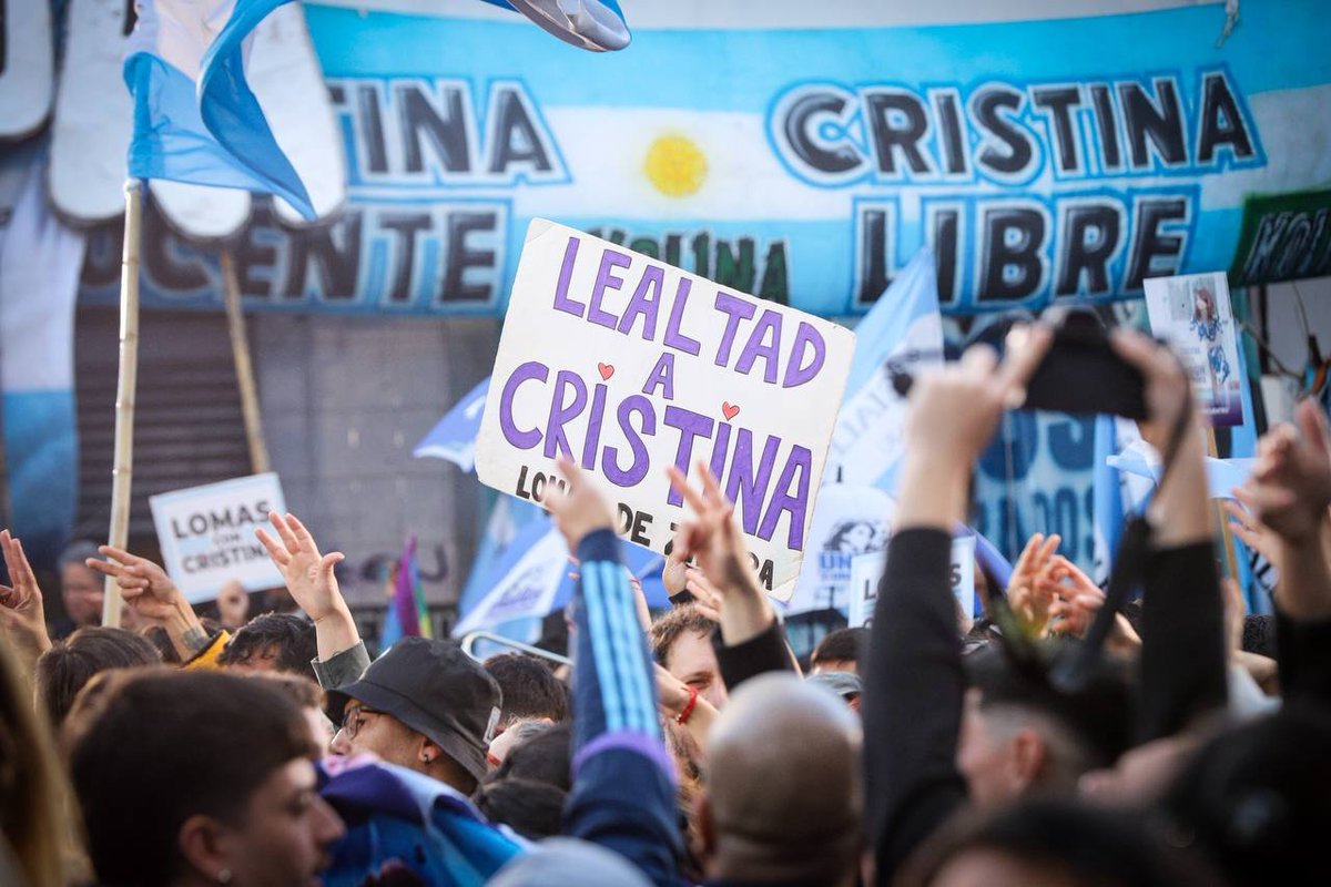lorepokoik's tweet photo. “Los que financiaron y diseñaron el atentado a Cristina están fuera del alcance del Poder Judicial que no hizo lo más mínimo para saber cómo se pergeñó este ataque tan cobarde

Hoy no solamente está proscripta Cristina: estamos proscriptos todos los que la queremos votar”

Máximo Kirchner en San José 1111

#4AñosDeImpunidad