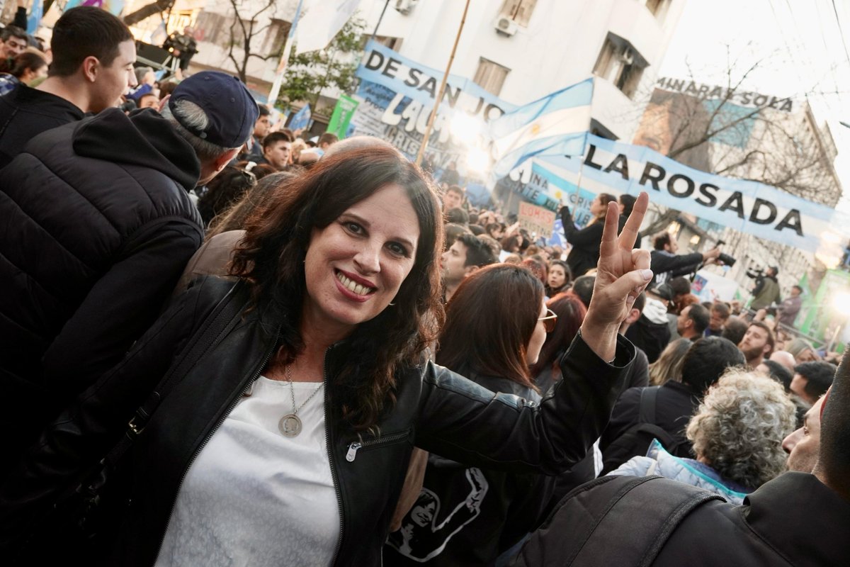 lorepokoik's tweet photo. “Los que financiaron y diseñaron el atentado a Cristina están fuera del alcance del Poder Judicial que no hizo lo más mínimo para saber cómo se pergeñó este ataque tan cobarde

Hoy no solamente está proscripta Cristina: estamos proscriptos todos los que la queremos votar”

Máximo Kirchner en San José 1111

#4AñosDeImpunidad