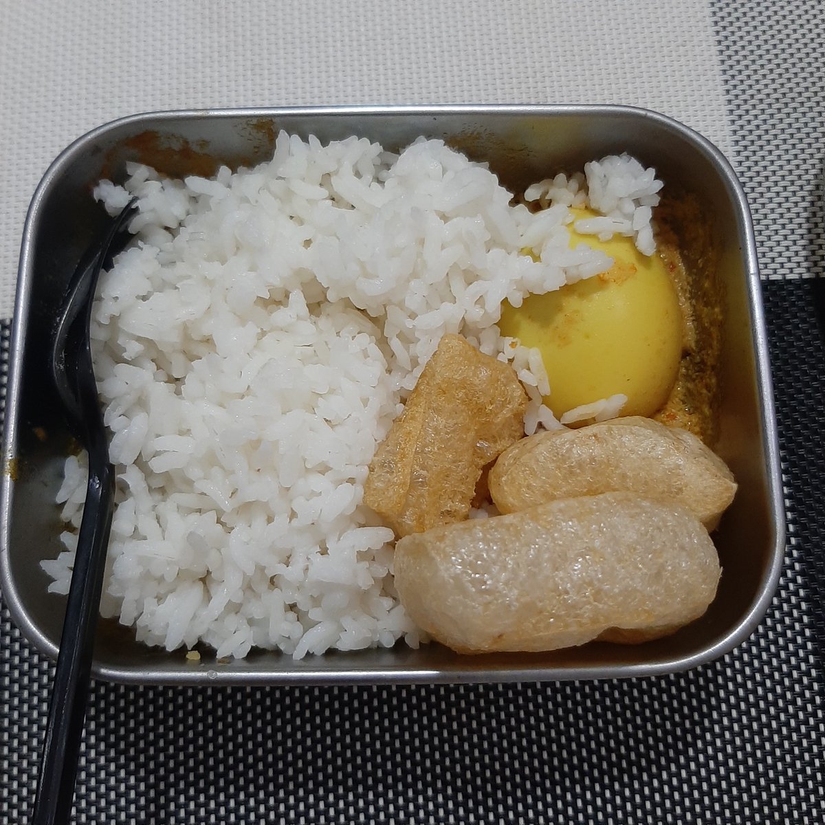 logindollar's tweet photo. Semalam bobo di lantai subuh. Masih ngantuk tapi pengen ke ladang. Kemarin tak ada hujan. Harus siram tanaman cabe. https://t.co/CrKX8avH0n