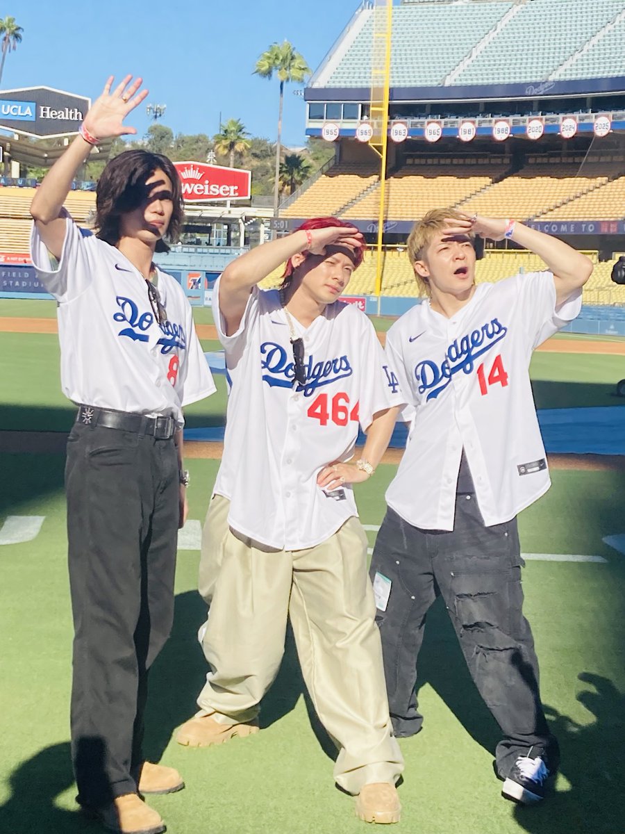 daisukesugiura's tweet photo. 今日はNumber_iが始球式を務めます。 https://t.co/0DYwpcFqn3