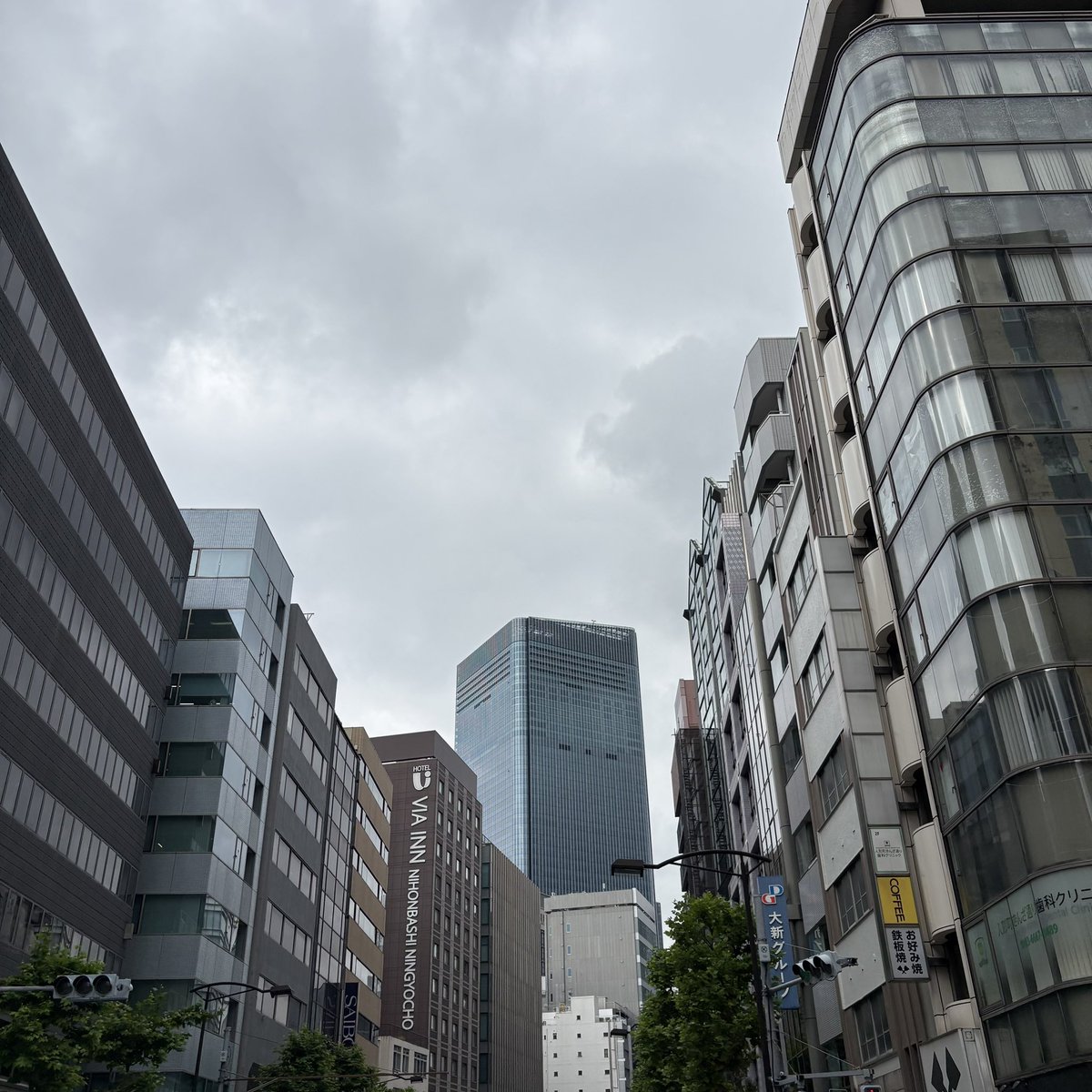 pita_masui's tweet photo. おはようございます。

曇天の東京日本橋。
過ごしやすい気候です。

皆様も良い一日をお過ごしください。

#企業公式が毎朝地元の天気を言い合う https://t.co/nbwihQ3rYk