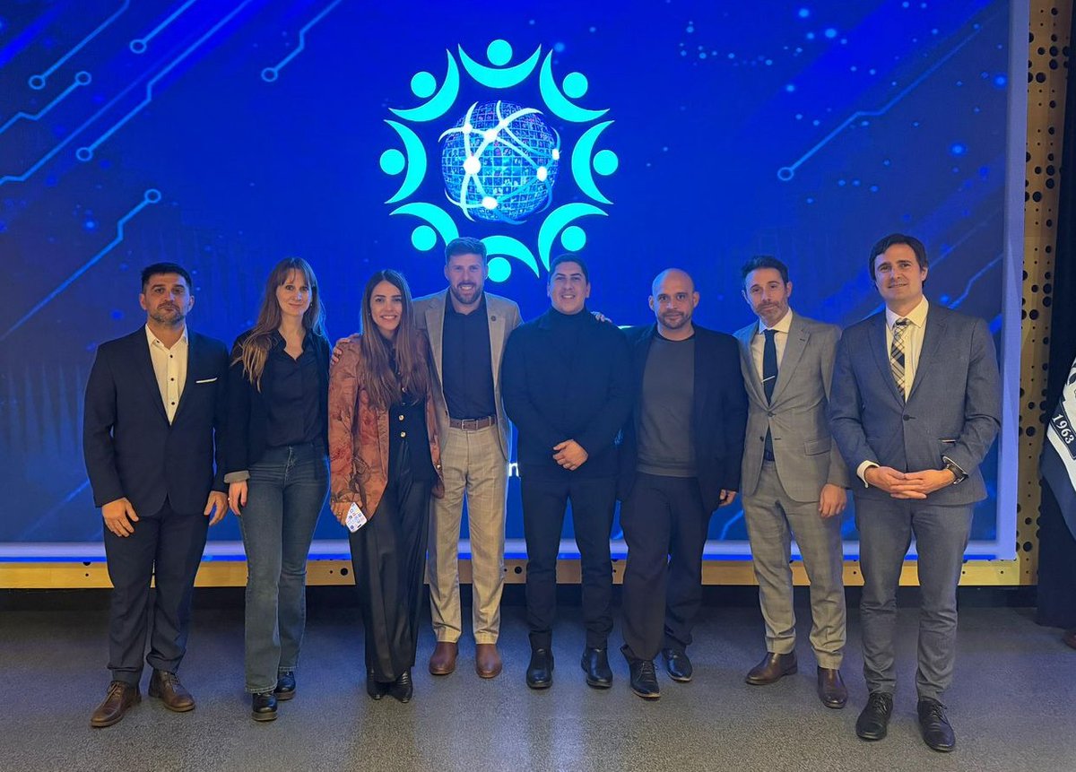 GroomingArg's tweet photo. 🎓📍 #UADE | FORMACIÓN EN PREVENCIÓN DE VIOLENCIAS DIGITALES

🗣️ Nuestro Director Ejecutivo, el Dr. @hernangnavarro, dictó una jornada de capacitación para estudiantes de las carreras de Abogacía y Criminología de la Universidad Argentina de la Empresa (@UADEoficial).

🤝 El evento contó con la participación de Nicolás Durrieu, Decano de la Facultad de Ciencias Jurídicas y Sociales.

📚 Preparar a las nuevas generaciones de profesionales para comprender, prevenir y abordar las violencias que atraviesan a las infancias y adolescencias en Internet es también parte de nuestra misión.