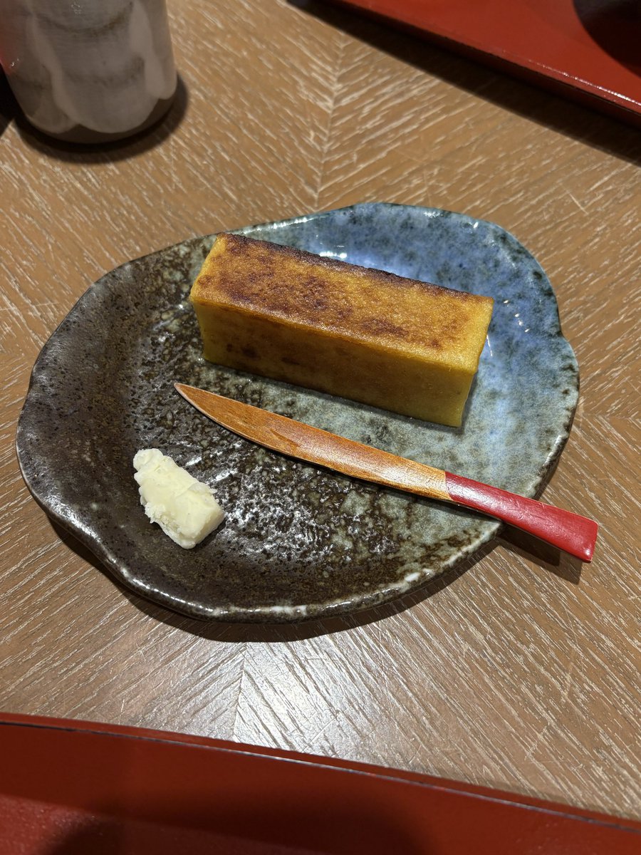 merci714bebe's tweet photo. 舟和の 焼き芋ようかん🍠✨
焼き目がついて温かく
バターを溶かして満遍なくつけるとまた違った美味しさ♪
 #舟和
 #焼き芋ようかん
 #浅草 https://t.co/aPQBPAOfTp