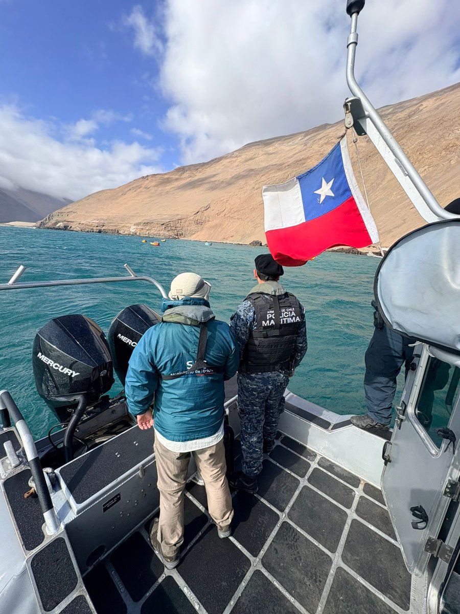 Armada_IVZN's tweet photo. Autoridad Marítima de #Arica realizó un patrullaje marítimo y terrestre en conjunto con personal @sagchile,  ante denuncia por extracción ilegal de guano en sector de caleta “Camarones”.

@Armada_Chile 
@DGTM_Chile https://t.co/xgYOhI9D5i