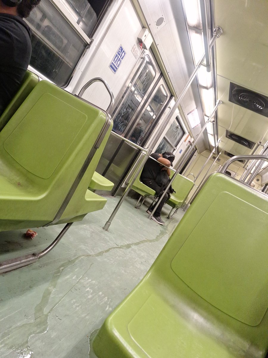 LaSamMartinez's tweet photo. @MetroCDMX N 1677 DIRECCIÓN EL ROSARIO VA UNA PERSONA EM ESTAFO DE EBRIDAD. NO HY POLICÍAS PARA REPORTAR https://t.co/80x66FIMuU