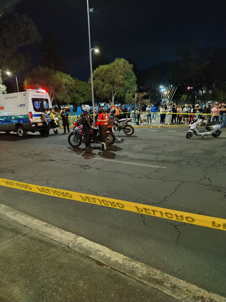 david_egas's tweet photo. Trágico accidente de tránsito en la Shyris y NNUU causado por un inconsciente en una moto eléctrica que atropelló a un transeúnte. Estos aparatos no pueden venderse como juguetes, deben matricularse y emplearse como vehículos comunes https://t.co/B68c64bAk1