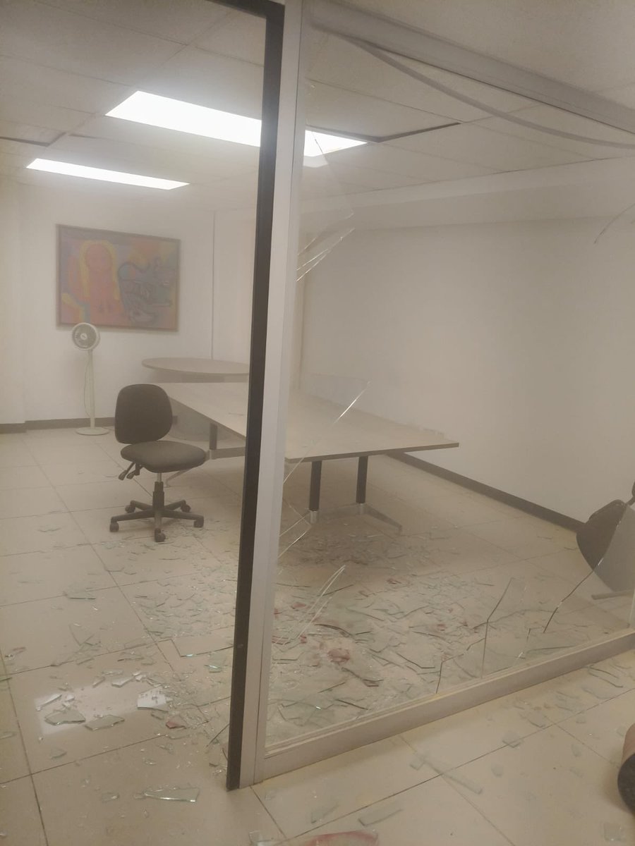 HugoTorresCDMX's tweet photo. Todos entendemos el coraje que genera la pérdida de un amigo, amiga o de un familiar, pero destrozar así las instalaciones de la @FiscaliaCDMX ?
Opiniones?
Esto aconteció hace unos minutos. https://t.co/okmsS5xe7A