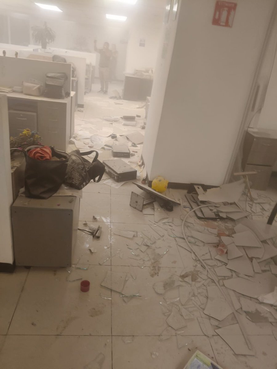 HugoTorresCDMX's tweet photo. Todos entendemos el coraje que genera la pérdida de un amigo, amiga o de un familiar, pero destrozar así las instalaciones de la @FiscaliaCDMX ?
Opiniones?
Esto aconteció hace unos minutos. https://t.co/okmsS5xe7A