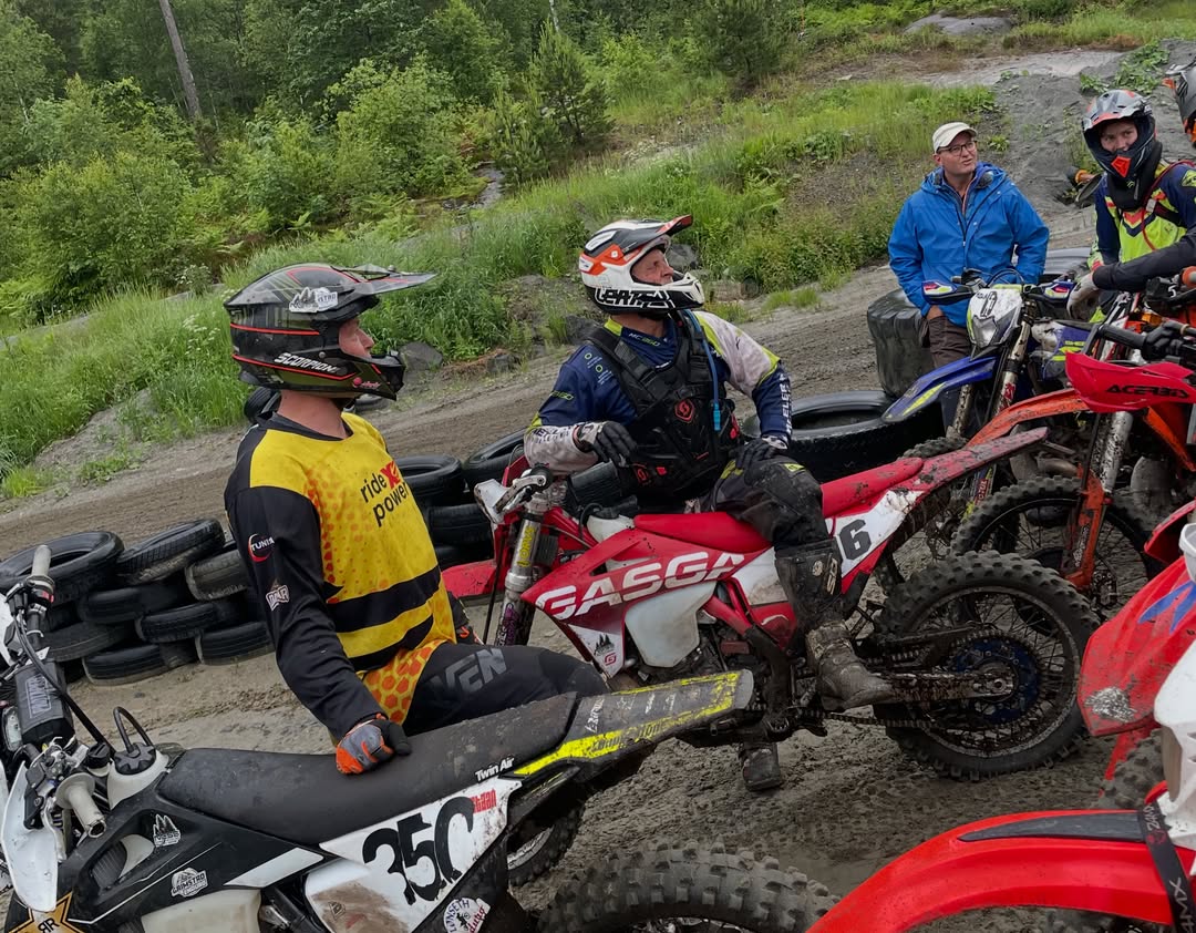 ChanelBauew9's tweet photo. There’s no bad weather in the enduro world—only bad chains on the bikes. Two bikes broke their chains during training tonight, but we still had an incredibly fun time! https://t.co/ZFya6uNSGt