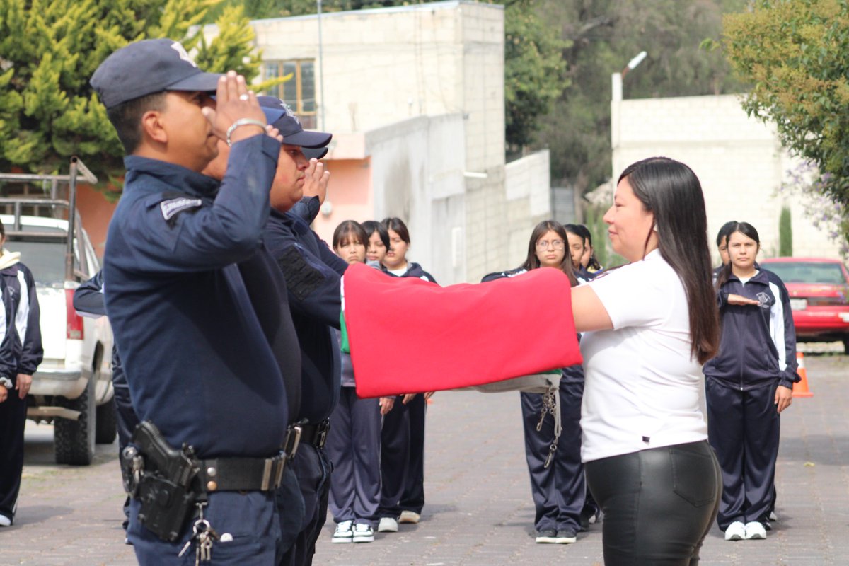 ALauraSB's tweet photo. 🟢🔴Inicio de las Fiestas Patrias con la colocación del Bando Solemne; presidí la ceremonia cívica con la escolta de Seguridad Pública y los estudiantes del Bachillerato "Silvina Carrera Contreras".

#AnaLauraSánchezBenítez
#UnidadLuchayProgreso
#CañadaMorelos https://t.co/kdazVBkVC4