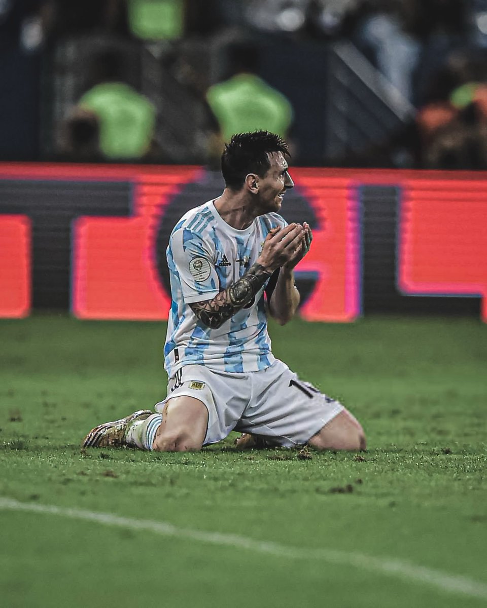 MotivacionesF's tweet photo. La Tierra tiene aproximadamente 4.540 millones de años…

Y nos tocó vivir en la época de Messi.

AFORTUNADOS FUIMOS. https://t.co/VblXDJUjiS