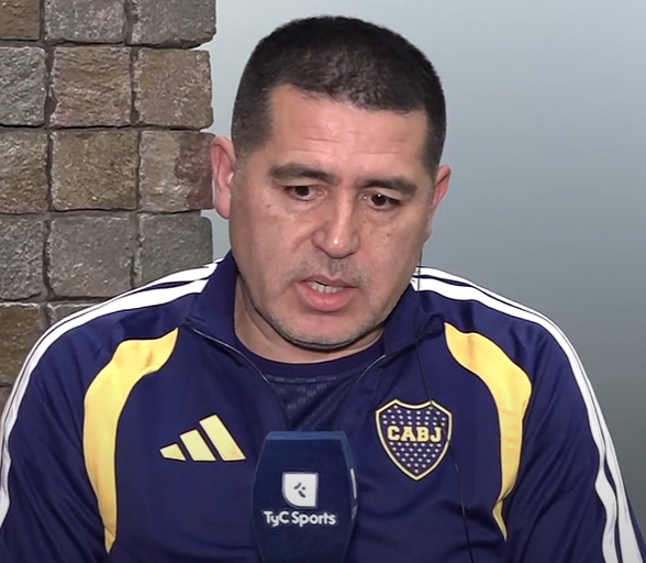 la12tuittera's tweet photo. 🗣️#Riquelme:

"Dos fiscales dijeron que #Riquelme NO tenía nada que ver (en venta de entradas a terceros). La María es mi mamá, y lo único que tiene claro es que tiene un hijo que no es ni chorro ni corrupto. Te puedo caer bien o mal, pero me rompí el lomo de chiquito para ser futbolista y la plata que gané me alcanza para vivir bien y para que mi familia viva bien.

NO me pone contento las barbaridades que dicen, pero después la María está tranquila porque el juez o el fiscal sale a decir que su hijo no tiene nada que ver.

Sabemos que por 20 años dijeron barbaridades de mí, no van a parar, van a seguir inventando cosas, pero la María vive tranquila, es lo más sagrado que tengo y vive feliz."