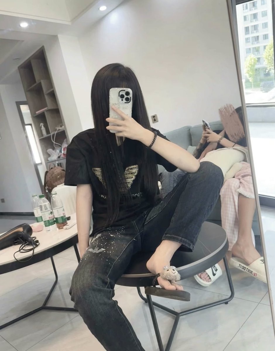 jsxms10's tweet photo. 看看我脚就无脑喷钱💰的畜牲，这辈子就是当脚奴的贱命了，你赚多少钱都得献给女人的脚，被踩死也是你活该！死在我的脚底是你的福气 #精神小妹 #女s #atm奴 #榨金 #上贡 https://t.co/8KtY4OfNhV